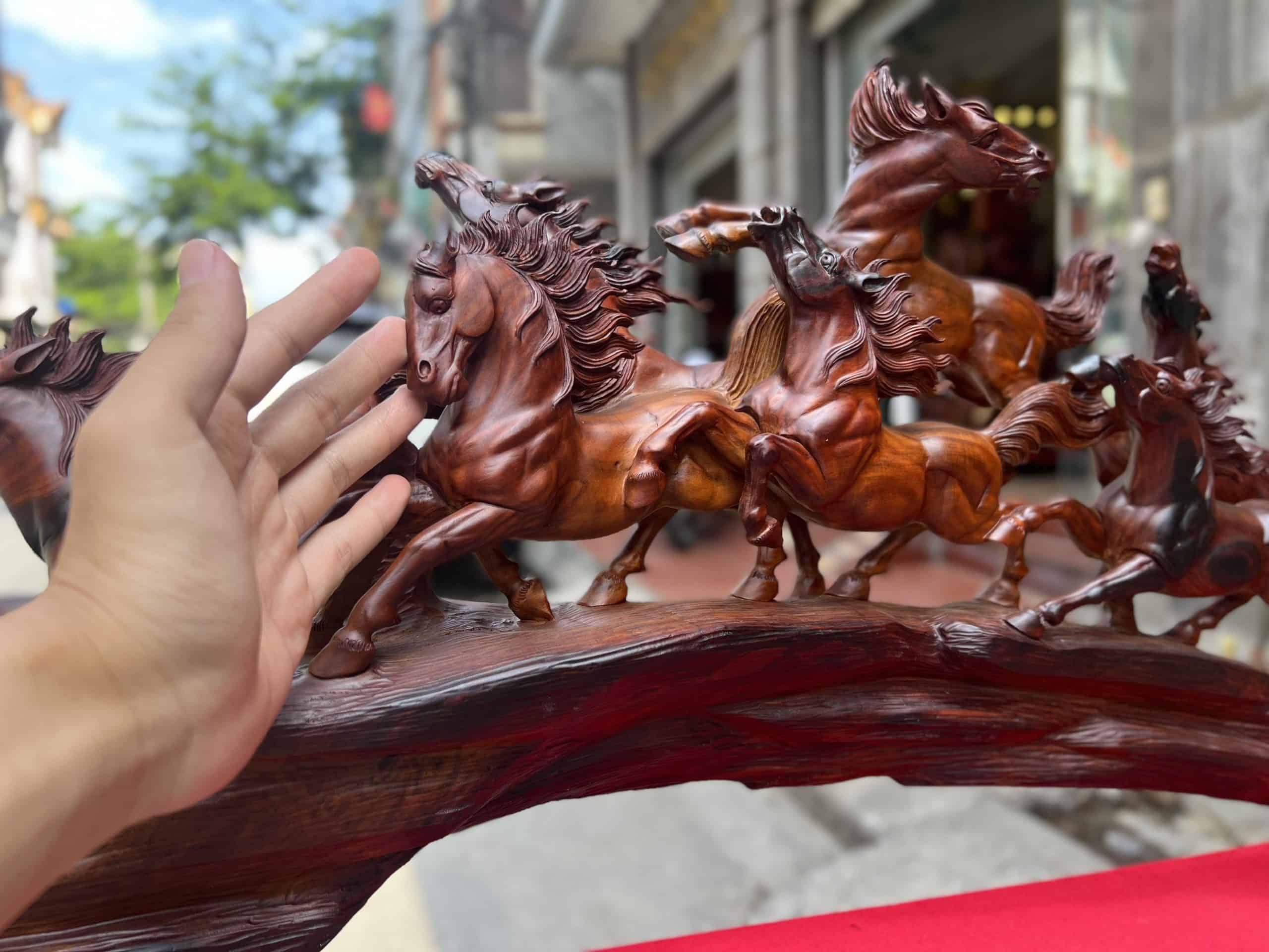 Tượng Bát Mã Truy Phong Gỗ Trắc Đỏ Đen
