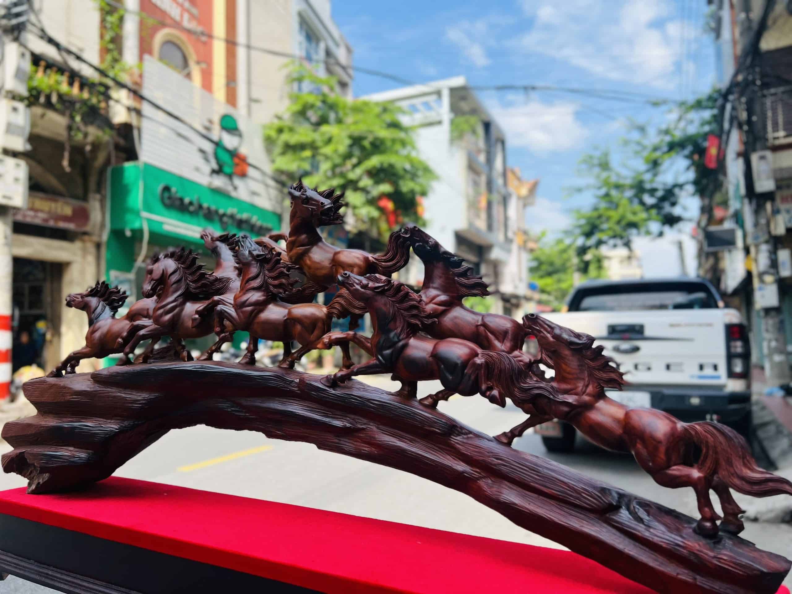 Tượng Bát Mã Truy Phong Gỗ Trắc Đỏ Đen