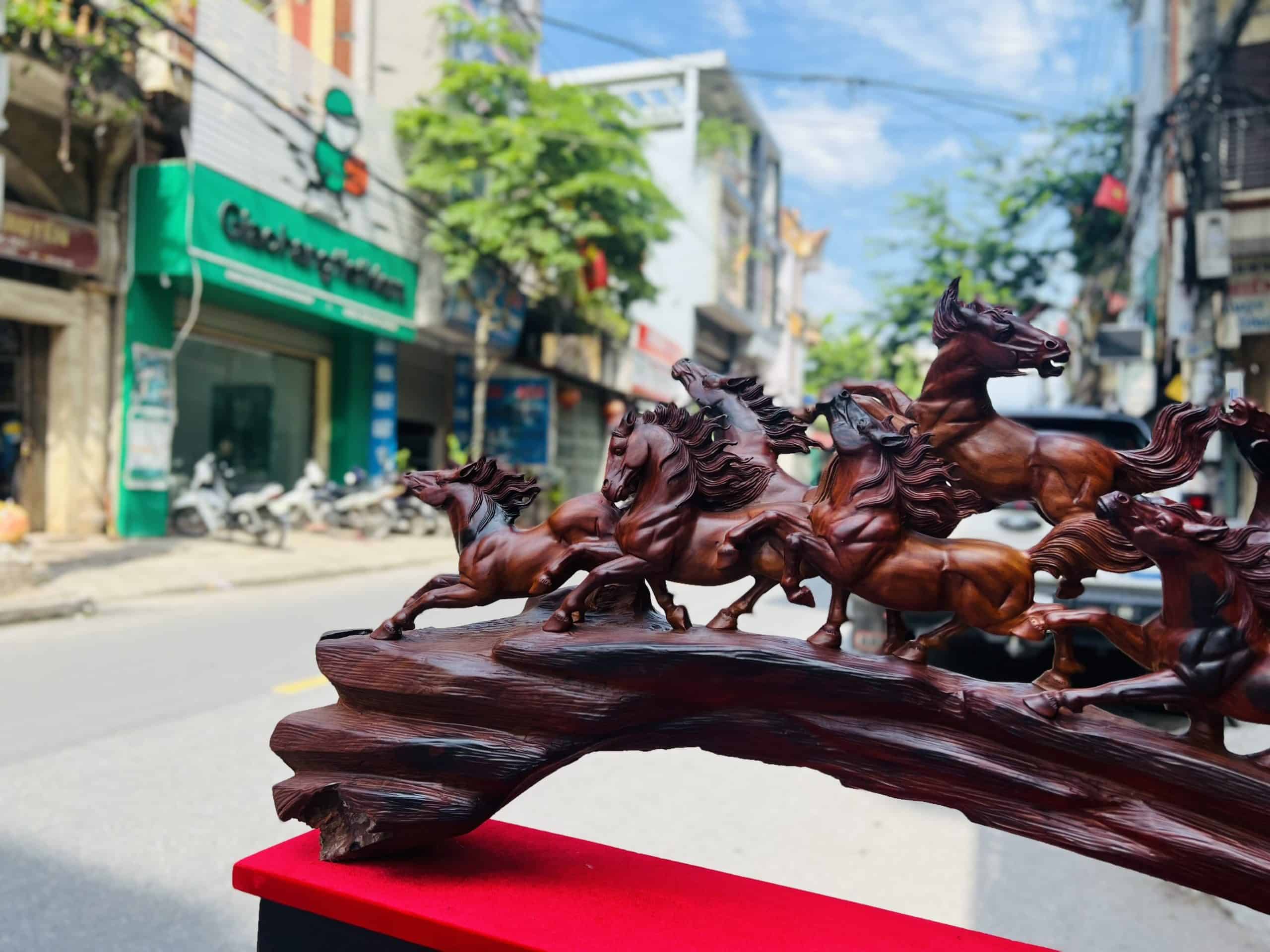 Tượng Bát Mã Truy Phong Gỗ Trắc Đỏ Đen